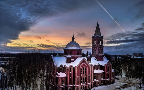 Фото дня в Сыктывкаре: храм под закатным небом