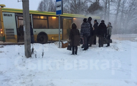 В Сыктывкаре загорелся пассажирский автобус: подробности