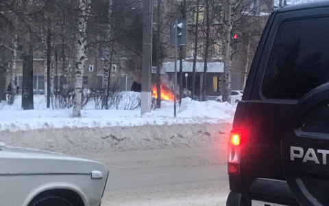 В Коми горожане тушили пылающую машину снегом (фото)