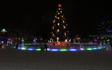 Ледяная сказка: на главной площади Сыктывкара засиял волшебный городок