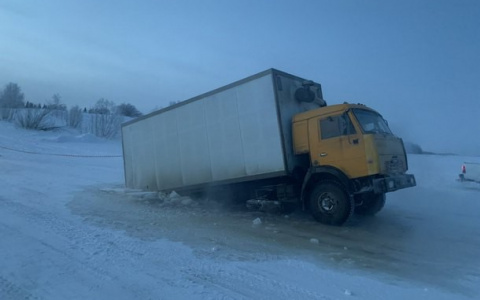 В Коми на реке под лед провалился КамАЗ