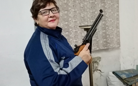 Пенсионерка-инвалид из Коми стреляет, занимается армрестлингом и работает охранником