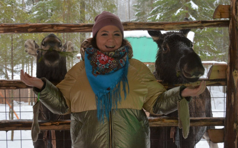 Звезда YouTube испекла коми шаньги в этнопарке и примерила удорский костюм (видео)