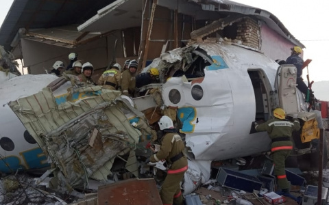 В Алма-Аты рухнул пассажирский авиалайнер: погибли 14 человек