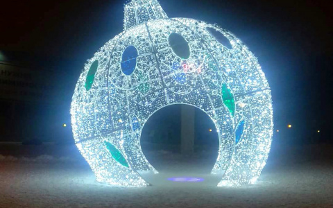 Фото дня в Сыктывкаре: «С новым кубом, с новым шаром!»