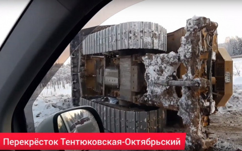 В Сыктывкаре трактор упал с фуры, которая везла его по дороге (видео)