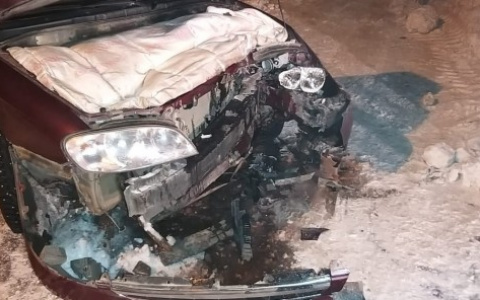 В Коми легковушку разворотило об трактор-погрузчик