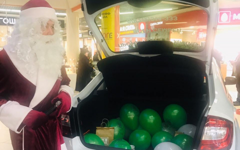 В Сыктывкаре Дед Мороз раздавал подарки прямо из автомобиля