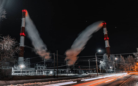 Фото дня в Сыктывкаре: мрачный шарм индустриальной зоны морозным вечером