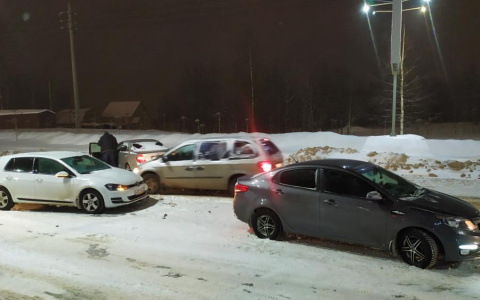 В сыктывкарской Орбите столкнулись четыре авто: есть пострадавшие