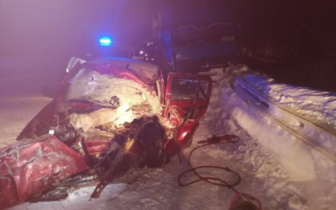 В Коми иномарка, которую буксировали, столкнулась с МАЗом: погиб водитель