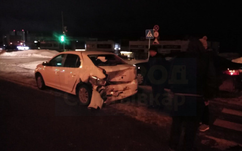 В Сыктывкаре таксист протаранил «Рено» на совершенно пустой дороге, пострадали люди (фото)