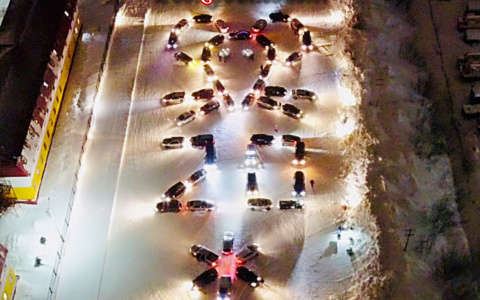 В Коми водители собрали из своих авто символ Нового года (фото)