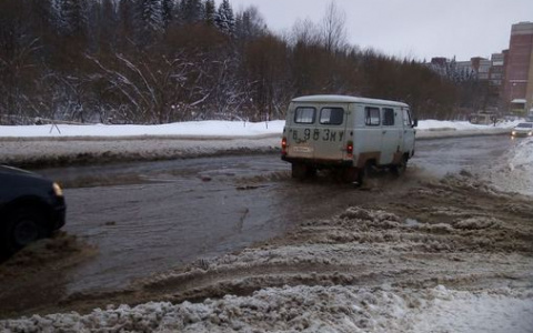 Одна из улиц Сыктывкара оказалась под водой посреди зимы