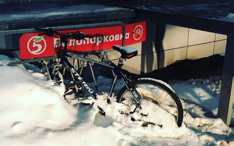Фото дня в Сыктывкаре: снежная метель похоронила двухколесного «коня»