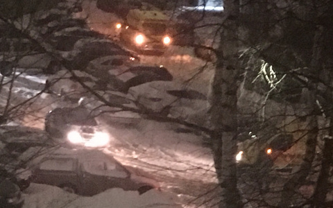 В Сыктывкаре из-за снежной каши на дороге застряли три скорые