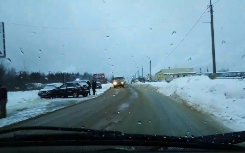 На трассе в Сыктывкаре произошло тройное ДТП, погиб один человек (видео)