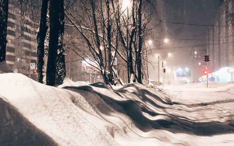 Фото дня в Сыктывкаре: пустынные ночные улицы под снежной пеленой