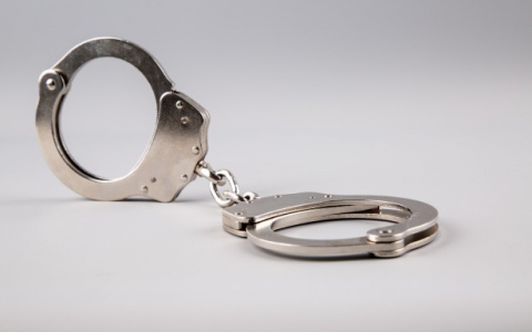 В Коми мальчик нашел на улице наручники и заковал себя