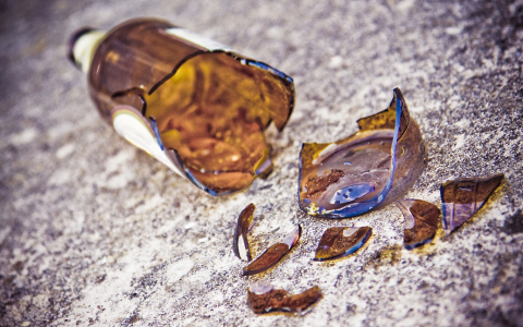 В Коми депутат ударила мужа по голове бутылкой и стала подсудимой