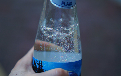 Медики рассказали, почему опасно пить минералку