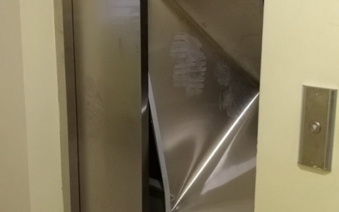 В Сыктывкаре неизвестные выломали дверь лифта и побили окна
