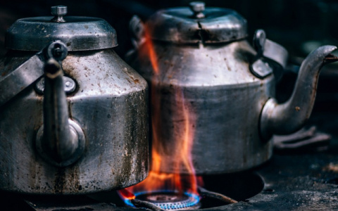 Сыктывкарец вылил на знакомого кипящий чайник и избил его гаечным ключом