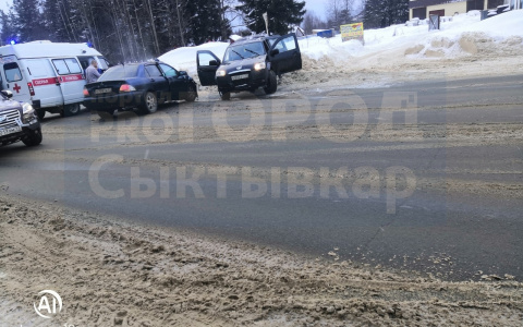 В Сыктывкаре лоб в лоб столкнулись две иномарки (фото)