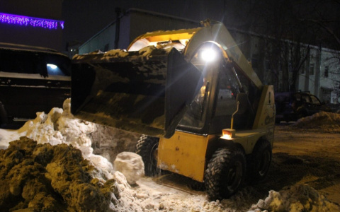 Мэр Сыктывкара проверила, как по вечерам убирают снег в городе (фото)