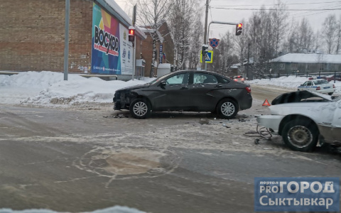 Около крупного гипермаркета в Сыктывкаре произошла авария (фото)