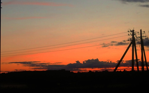 Фото дня в Сыктывкаре: вечернее пламя заката над горизонтом
