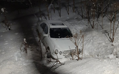 В Сыктывкаре элитный «Мерседес» вылетел в кювет, пострадала девушка