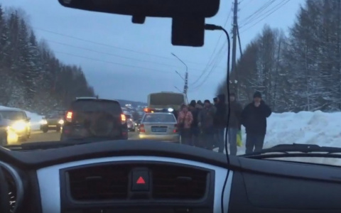 В Сыктывкаре «Датсун» вылетел на «встречку» и врезался в пассажирский автобус (видео)