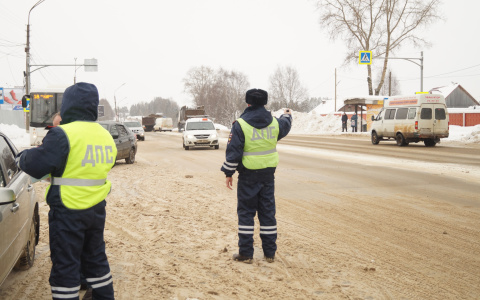 В Сыктывкаре ловили водителей такси и автобусов, которые нелегально перевозят пассажиров (фото)