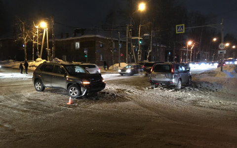 В Сыктывкаре женщина-водитель не пропустила авто на повороте, пострадал ребенок