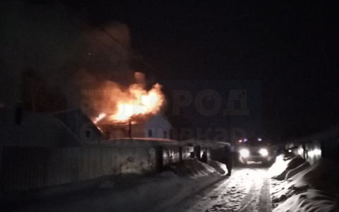 Сыктывкарцы случайно спалили крышу собственного дома (фото)