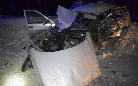 В Коми «Мерседес» влетел в ВАЗ и лишился колеса