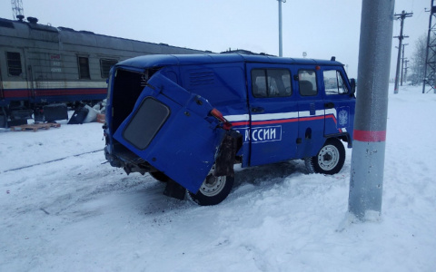 В Коми поезд разворотил машину «Почты России» (фото)