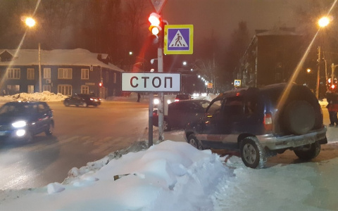 В Сыктывкаре на маму с ребенком отбросило внедорожник