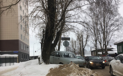 В Сыктывкаре «Тойота» отправила «Волгу» в дерево