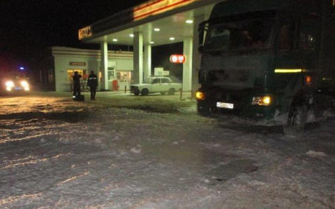 В Коми водитель фуры «потерял» 400 литров топлива и парализовал заправку (фото)