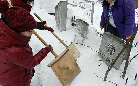 В Сыктывкаре волонтеры очистили от снега захоронения ветеранов
