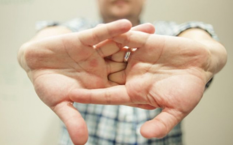 Эксперты рассказали, почему щелкать суставами - опасно