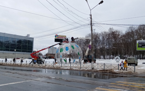 В Сыктывкаре убирают гигантский новогодний шар в центре города
