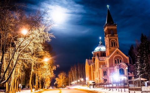 Фото дня в Сыктывкаре: завораживающий лунный свет над огнями вечернего города