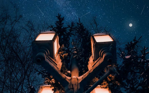 Фото дня в Сыктывкаре: сказочное ночное небо над яркими фонарями в парке