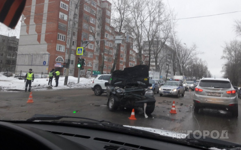 Появились подробности ДТП с «Фольксвагеном» и «Нивой» в Сыктывкаре