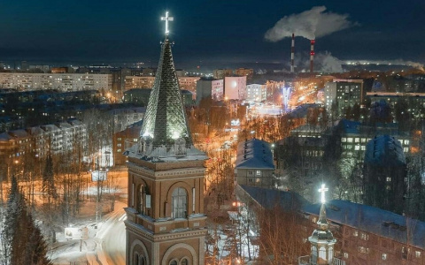 Фото дня в Сыктывкаре: яркие огни вечернего города