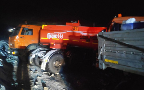 На мосту в Коми столкнулись сразу три «КамАЗа»