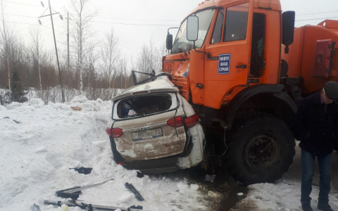 В Коми в страшной аварии на трассе погибли четыре человека